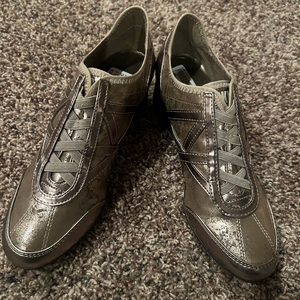 Dkny Women’s 7.5 Gold Tone Shiny Pull On Wedge Heel Shoes, New Without Tags